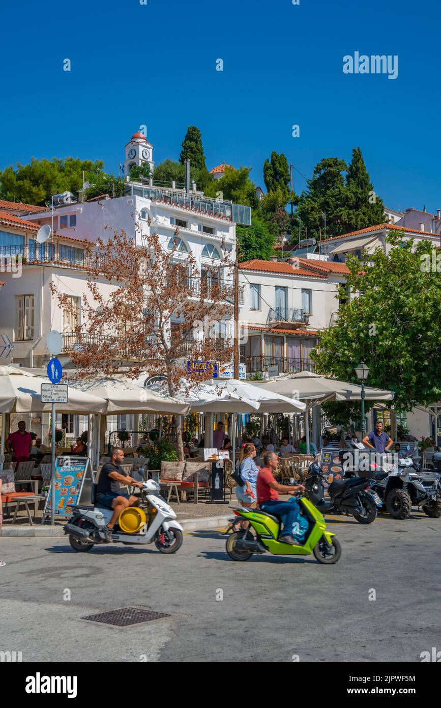 Blick auf das farbenfrohe Restaurant am Straßenrand in Skiathos Stadt, Skiathos Insel, Sporaden Inseln, Griechische Inseln, Griechenland, Europa Stockfoto