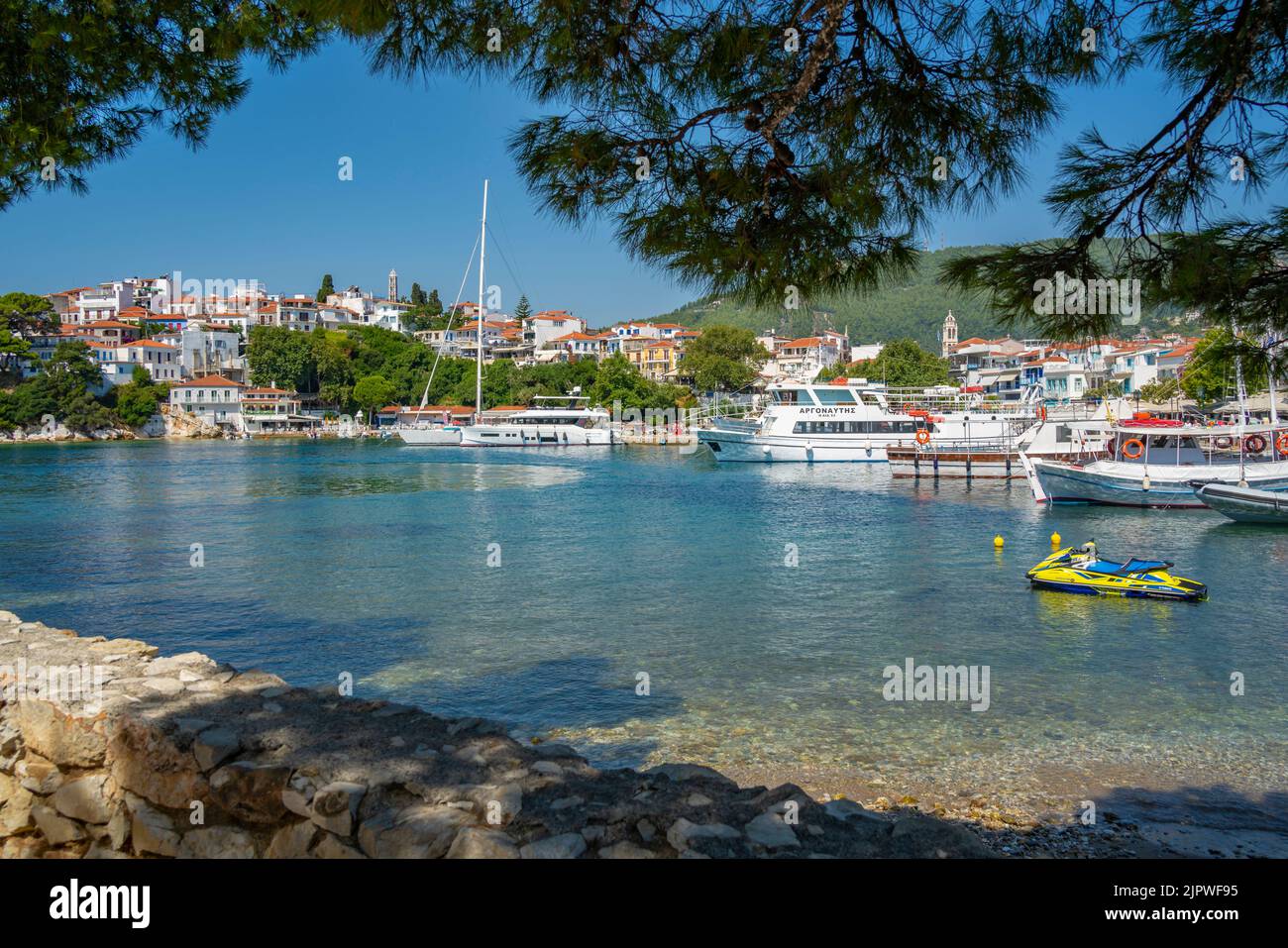 Blick auf Belvedere Skiathos Alter Hafen und Skiathos Stadt, Skiathos Insel, Sporaden Inseln, griechische Inseln, Griechenland, Europa Stockfoto