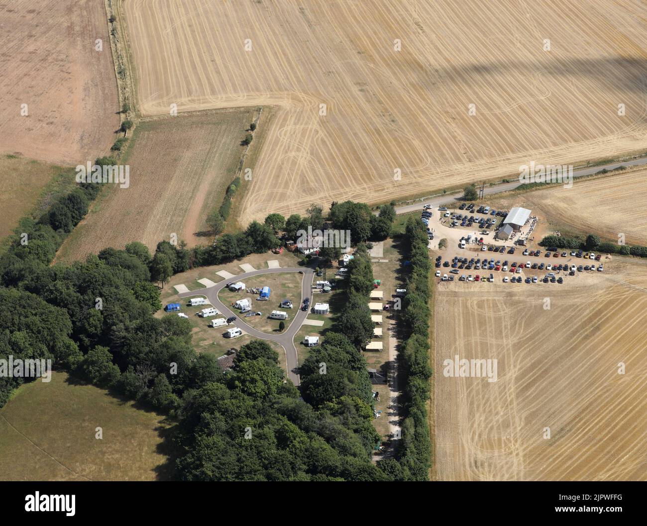 Luftaufnahme von Jeremy Clarksons Didddly Squat Farm Shop und dem angrenzenden Chipping Norton-Campingplatz. Stockfoto
