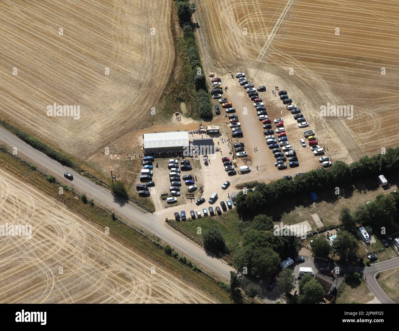Luftaufnahme von Jeremy Clarksons Didddly Squat Farm Shop und dem angrenzenden Chipping Norton-Campingplatz. Stockfoto