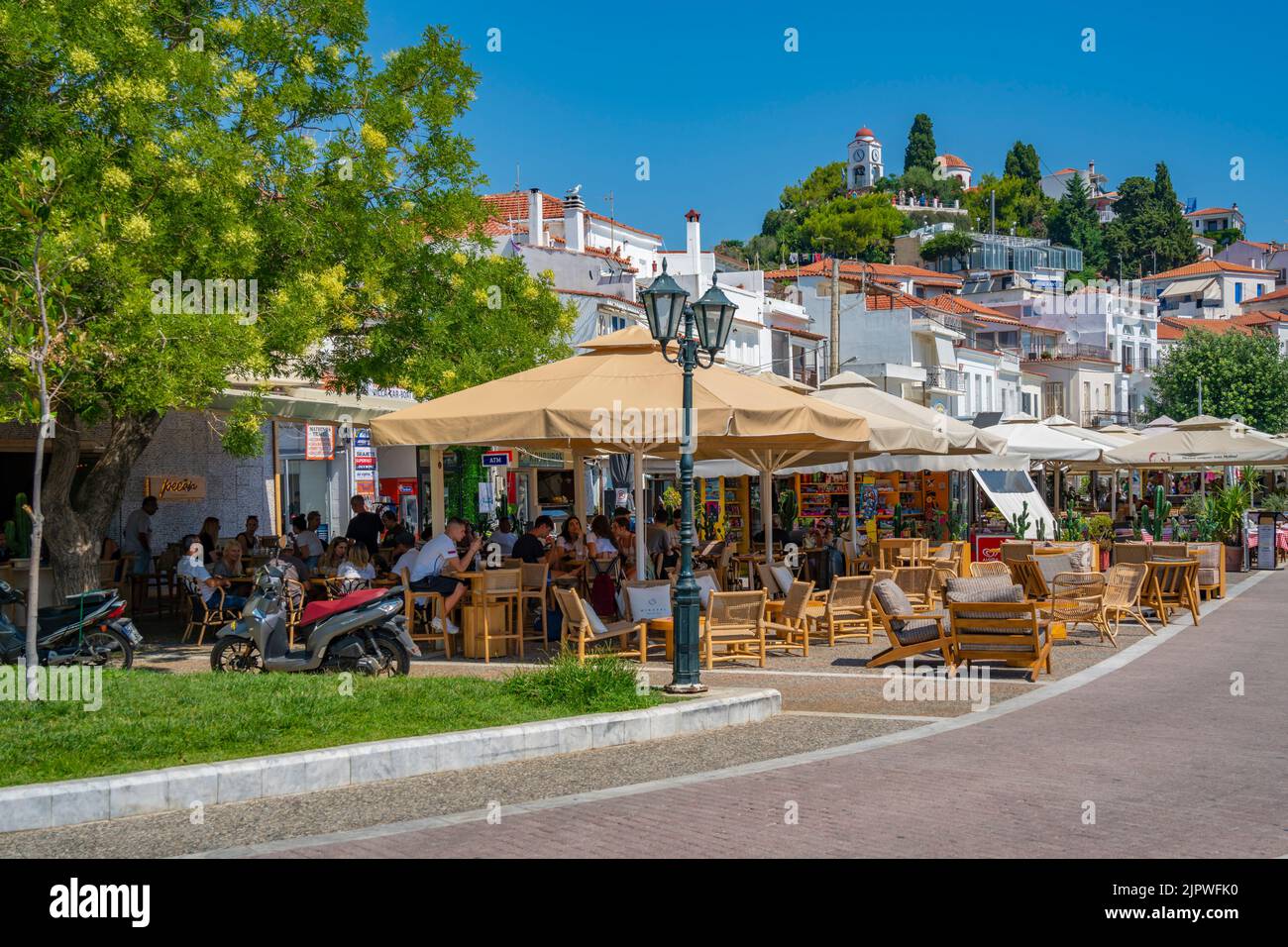 Blick auf die Restaurants am Meer mit Blick auf die griechisch-orthodoxe Kirche, die Insel Skiathos, die Sporaden, die griechischen Inseln, Griechenland, Europa Stockfoto