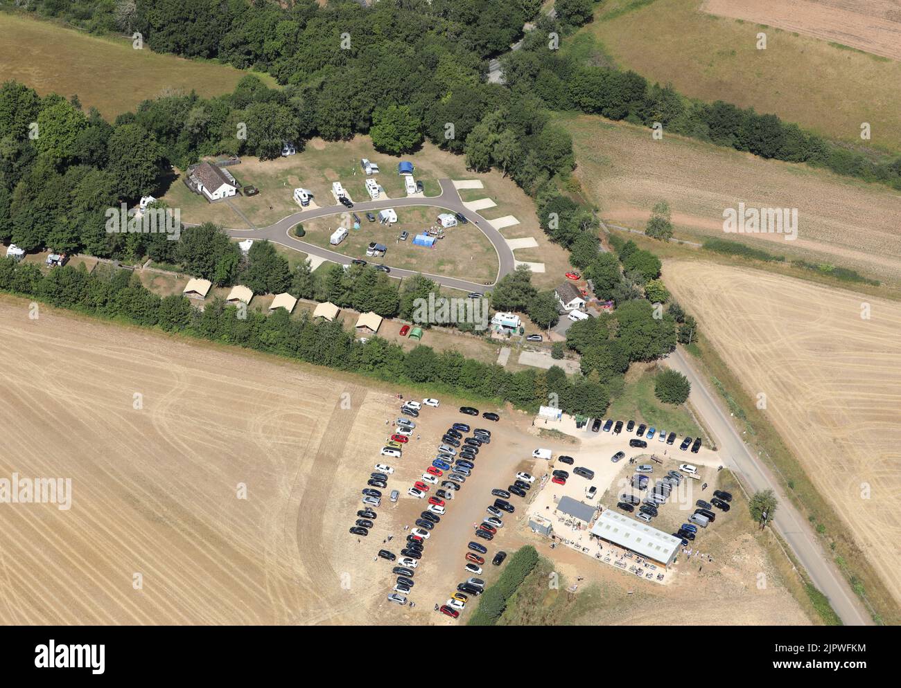 Luftaufnahme von Jeremy Clarksons Didddly Squat Farm Shop und dem angrenzenden Chipping Norton-Campingplatz. Stockfoto