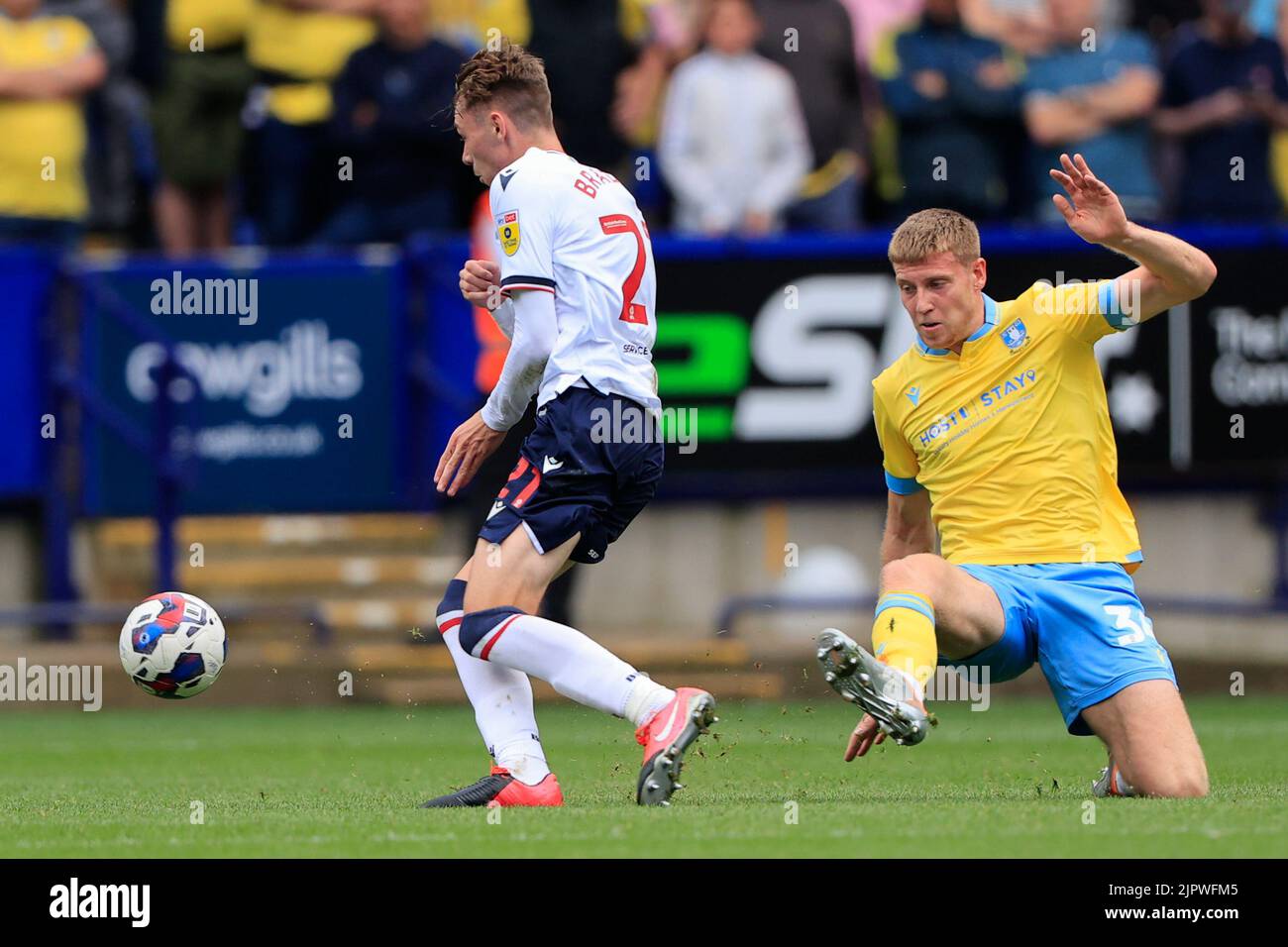 Mark McGuiness #34 von Sheffield Wednesday versucht, Conor Bradley #21 von Bolton Wanderers in Angriff zu nehmen Stockfoto