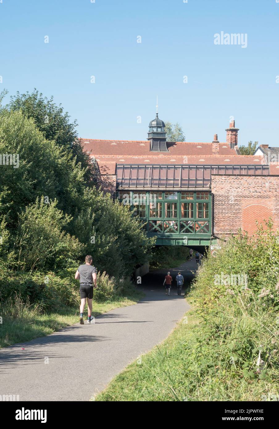 Der Bahnhof Levenshulme South, heute ein Fahrradcafé und eine Bar über dem Fallowfield Loop-Radweg, in Manchester, England, Großbritannien Stockfoto