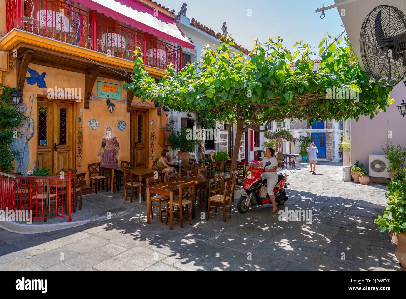 Blick auf Tavernen in einer weiß getünchten Straße in Skiathos Town, Skiathos Island, Sporaden Inseln, Griechische Inseln, Griechenland, Europa Stockfoto