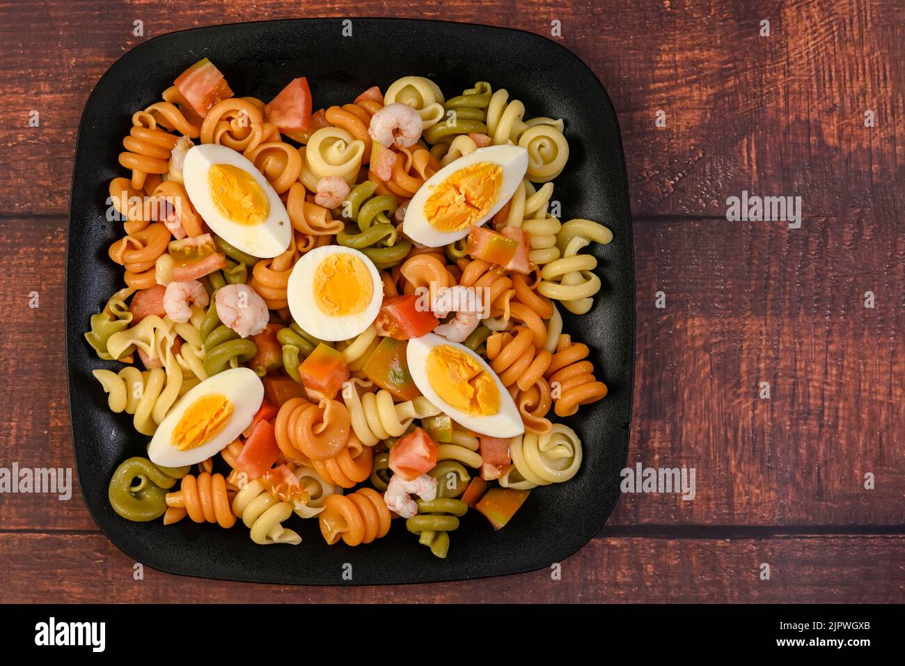Nudelsalat, mit gekochtem Ei und Garnelen Stockfoto