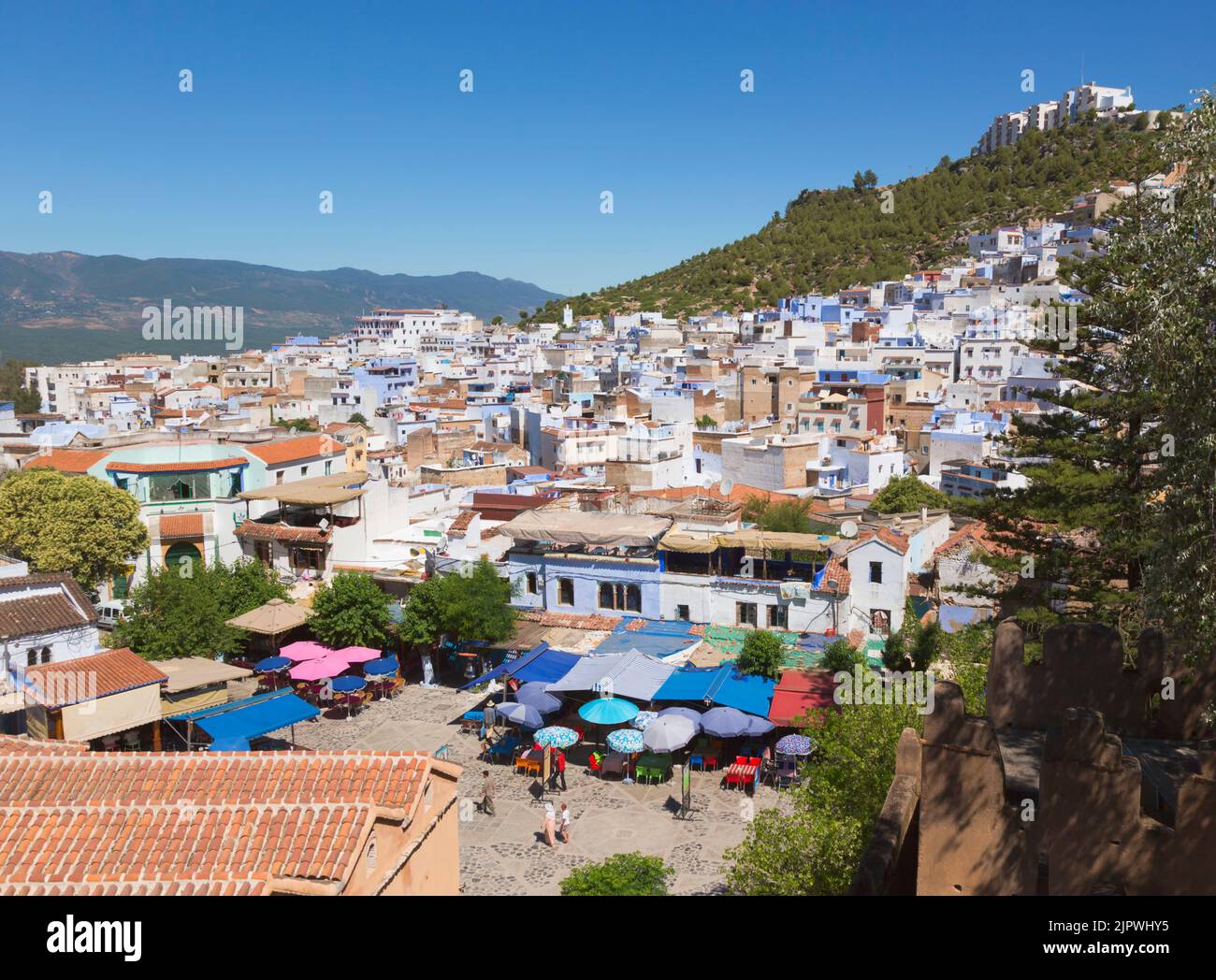 Chefchaouen, Marokko. Blick von der Kasbah auf den Platz Uta el-Hammam, die Medina und das Quartier Al-Andalus. Stockfoto