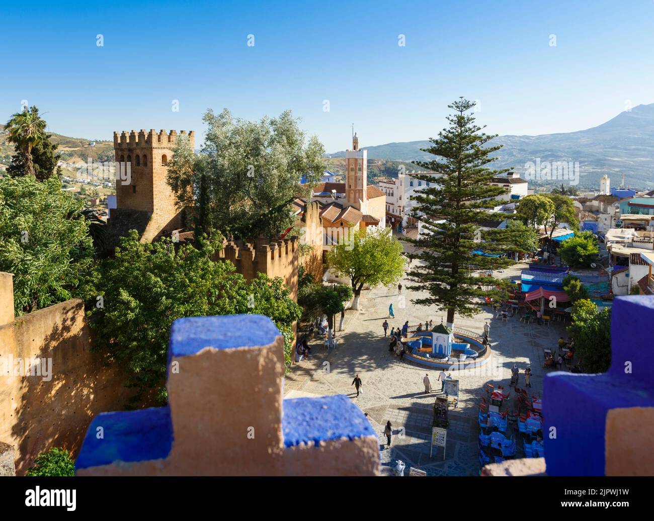 Chefchaouen, Marokko. Blick über den Place Outa El Hamman. Turm der Kasbah und Minarett der Großen Moschee. Stockfoto