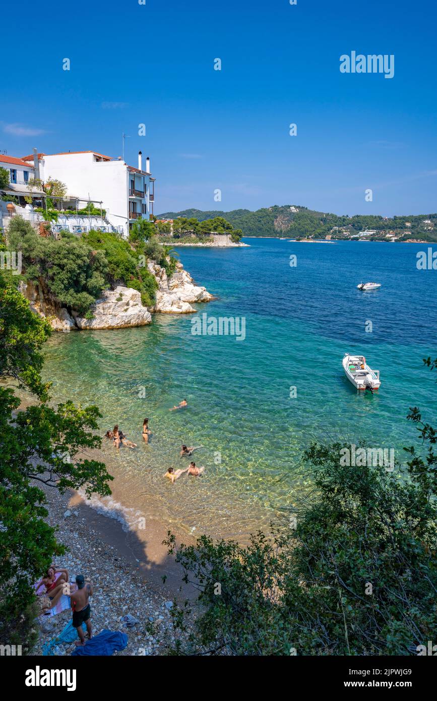 Blick auf Menschen, die am kleinen Strand in Skiathos Town, Skiathos Island, Sporaden Inseln, griechische Inseln, Griechenland, Europa Stockfoto