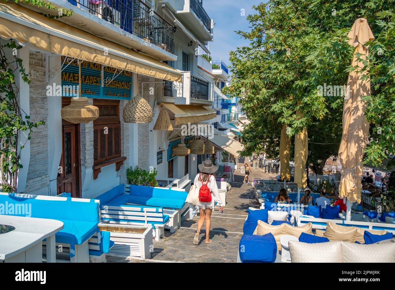Blick auf Restaurant und Café in Skiathos Stadt, Skiathos Insel, Sporaden Inseln, griechische Inseln, Griechenland, Europa Stockfoto