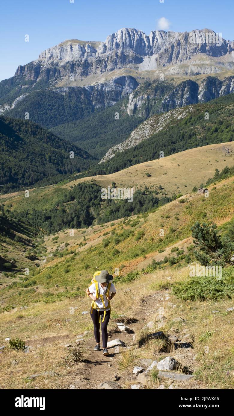 Frau zu Fuß im Naturpark der westlichen Täler, Huesca Pyrenees Stockfoto