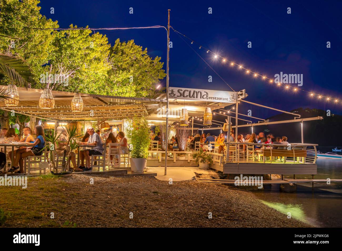Blick auf das Restaurant mit Blick auf das Meer in Skiathos Stadt in der Abenddämmerung, Skiathos Insel, Sporaden Inseln, griechische Inseln, Griechenland, Europa Stockfoto
