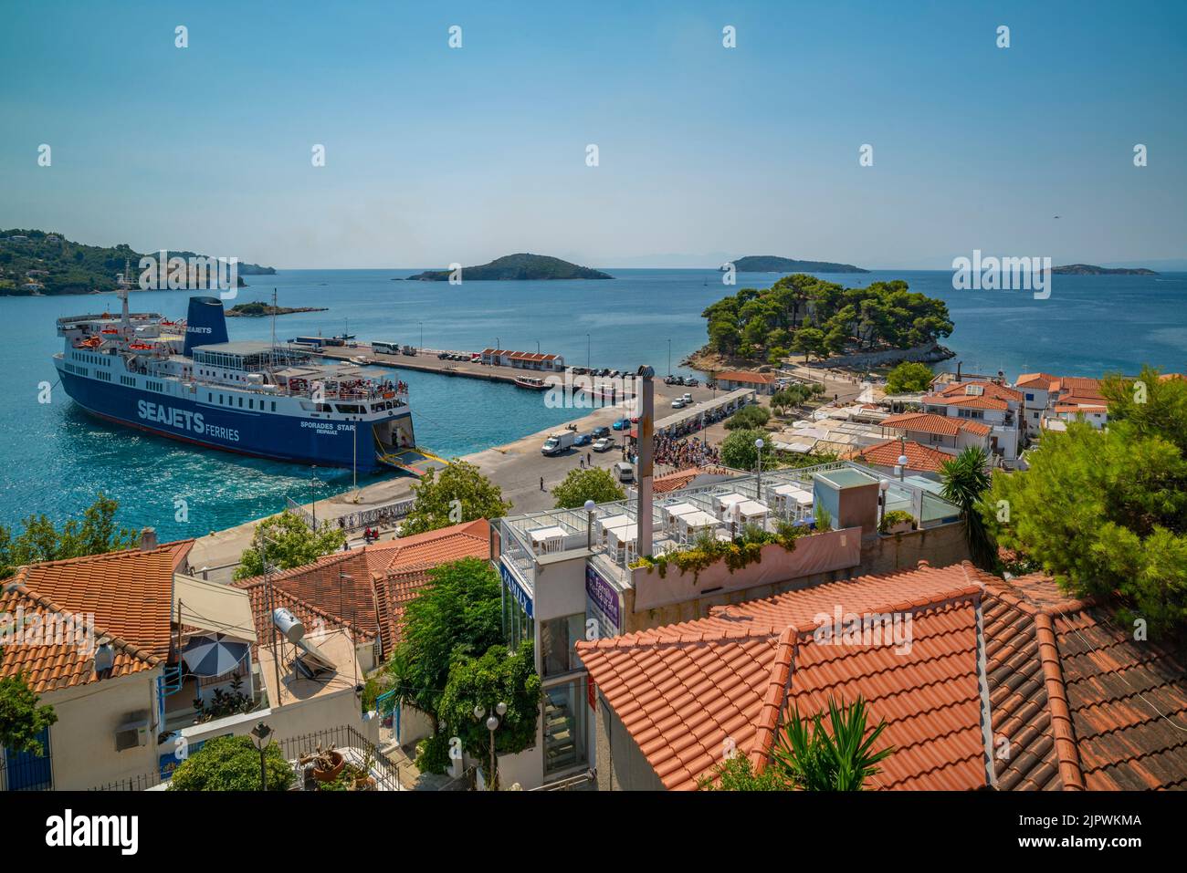 Blick auf die Fähre im Hafen der Altstadt von oben, Skiathos Stadt, Skiathos Insel, Sporaden Inseln, Griechische Inseln, Griechenland, Europa Stockfoto