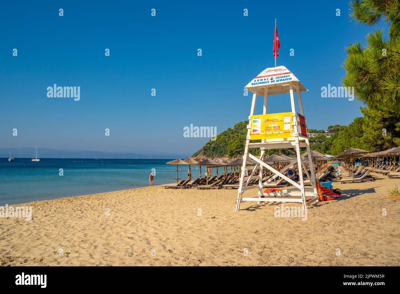 Blick auf Koukounaries Beach, Skiathos Town, Skiathos Island, Sporaden Islands, Griechische Inseln, Griechenland, Europa Stockfoto