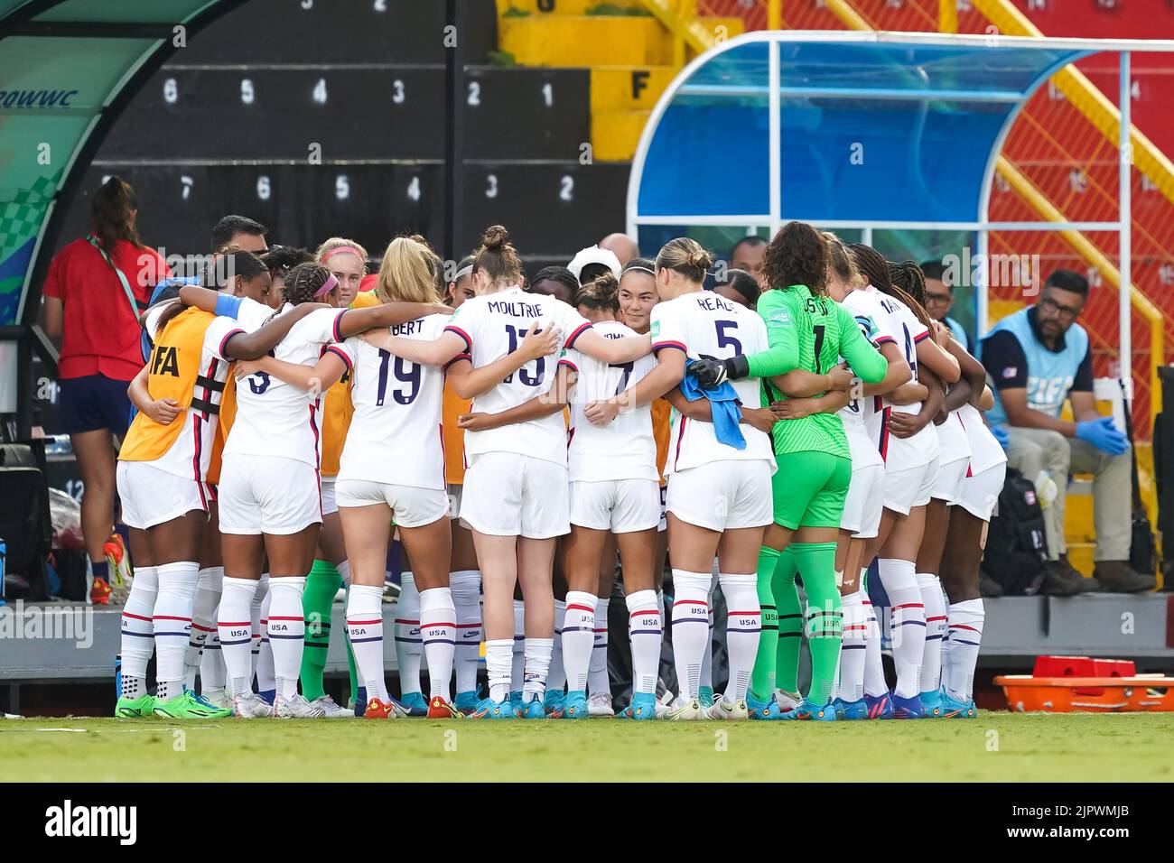 Alajuela, Costa Rica. 17. August 2022. Alajuela, Costa Rica, August 17. 2022: Teamhuddle USA während der FIFA U20 Frauen-Weltmeisterschaft Costa Rica 2022 Fußballspiel zwischen den USA und Japan bei Morera Soto in Alajuela, Costa Rica. (Daniela Porcelli/SPP) Quelle: SPP Sport Press Foto. /Alamy Live News Stockfoto