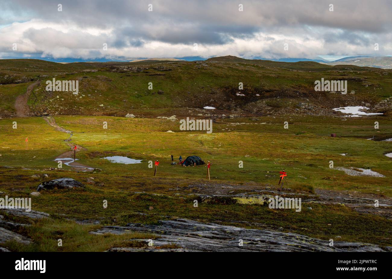 Wanderer richten ein Zelt in der Nähe der Blahammarens Mountain Station in Jamtland, Schweden, auf Stockfoto