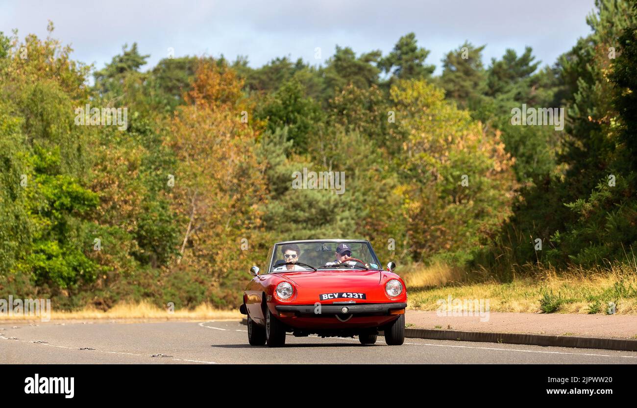 1979 1962cc roter Alfa Romeo Spider allein auf einer offenen Landstraße Stockfoto