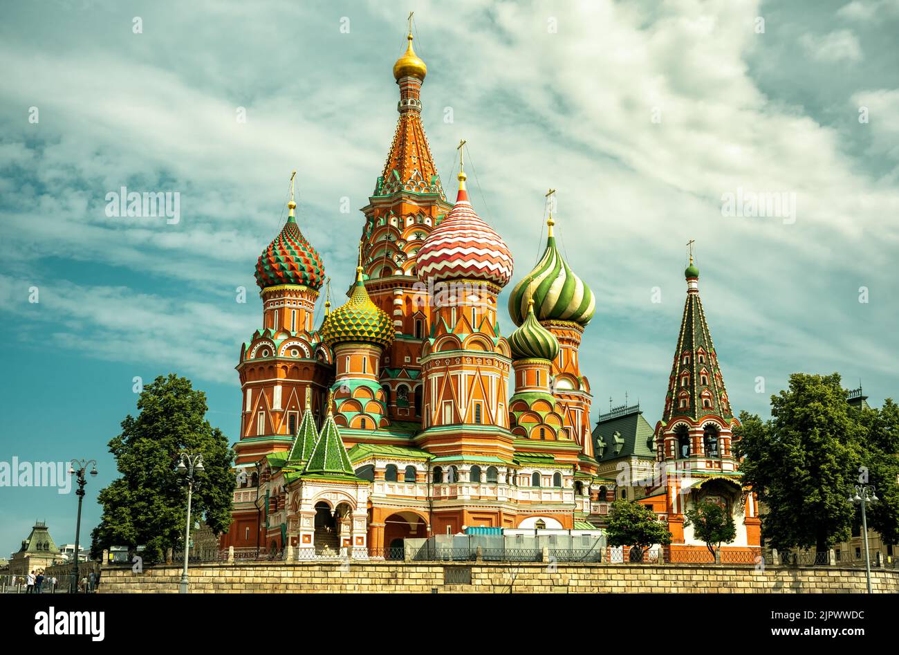 Basilius-Kathedrale auf dem Roten Platz, Moskau, Russland. Schöne Aussicht auf das schöne historische Moskauer Gebäude, die alte russisch-orthodoxe Kirche, ein wunderschönes Wahrzeichen Stockfoto