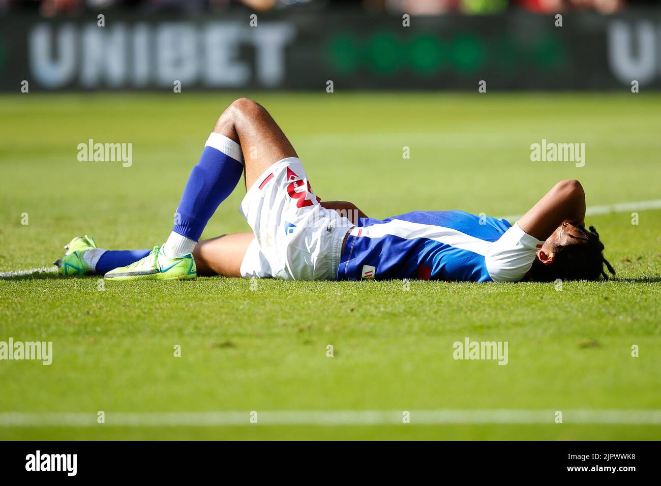 Sheffield, Großbritannien. 20. August 2022. Ashley Phillips #33 von Blackburn Rovers geht nach einem Schlag in Sheffield, Großbritannien, am 8/20/2022 nach unten. (Foto von Ben Early/News Images/Sipa USA) Quelle: SIPA USA/Alamy Live News Stockfoto