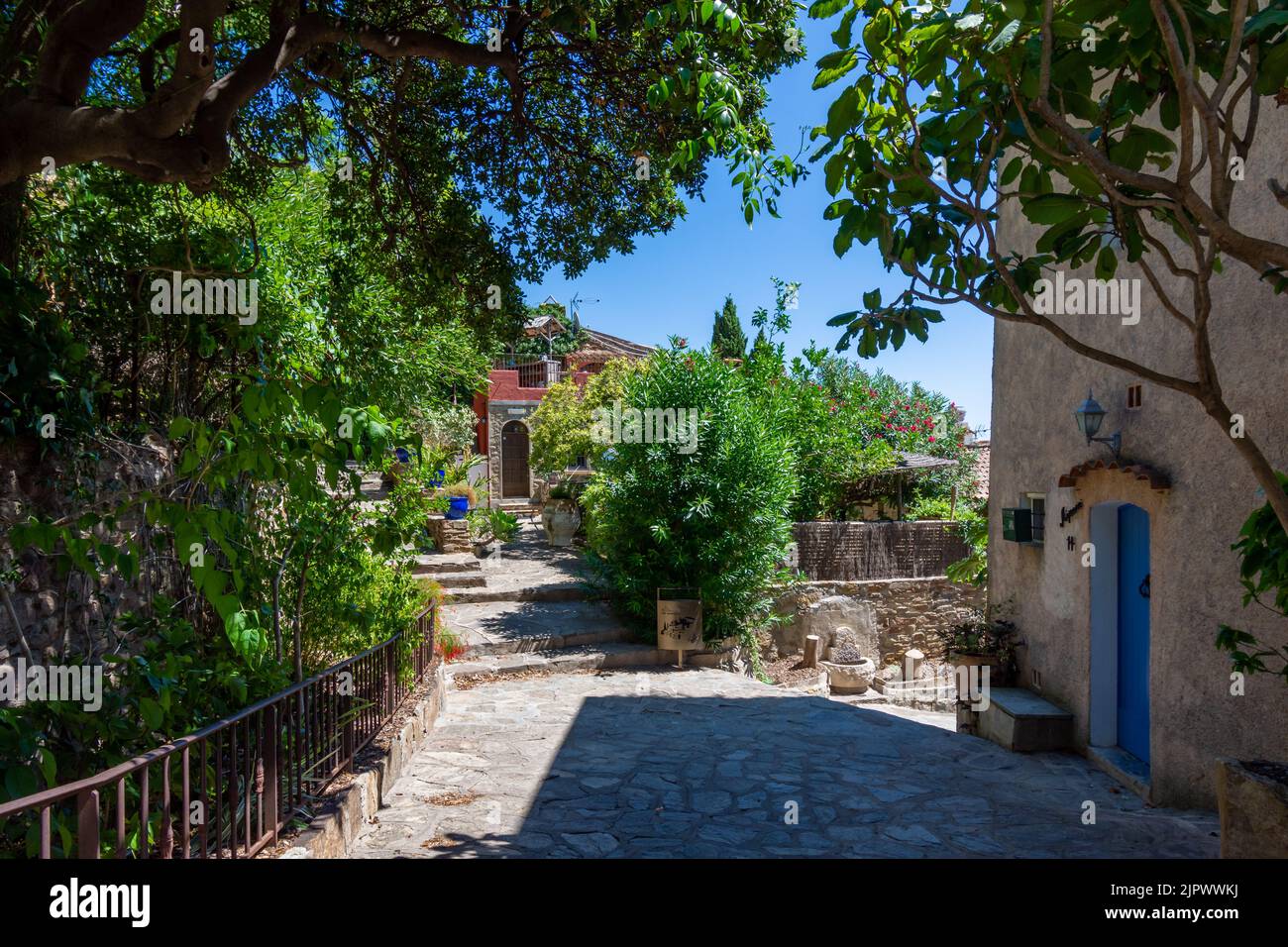 Malerische alte Gasse im Dorf Bormes-les-Mimosas, Frankreich, im französischen Departement Var, in der Region Provence-Alpes-Côte-d'Azur Stockfoto