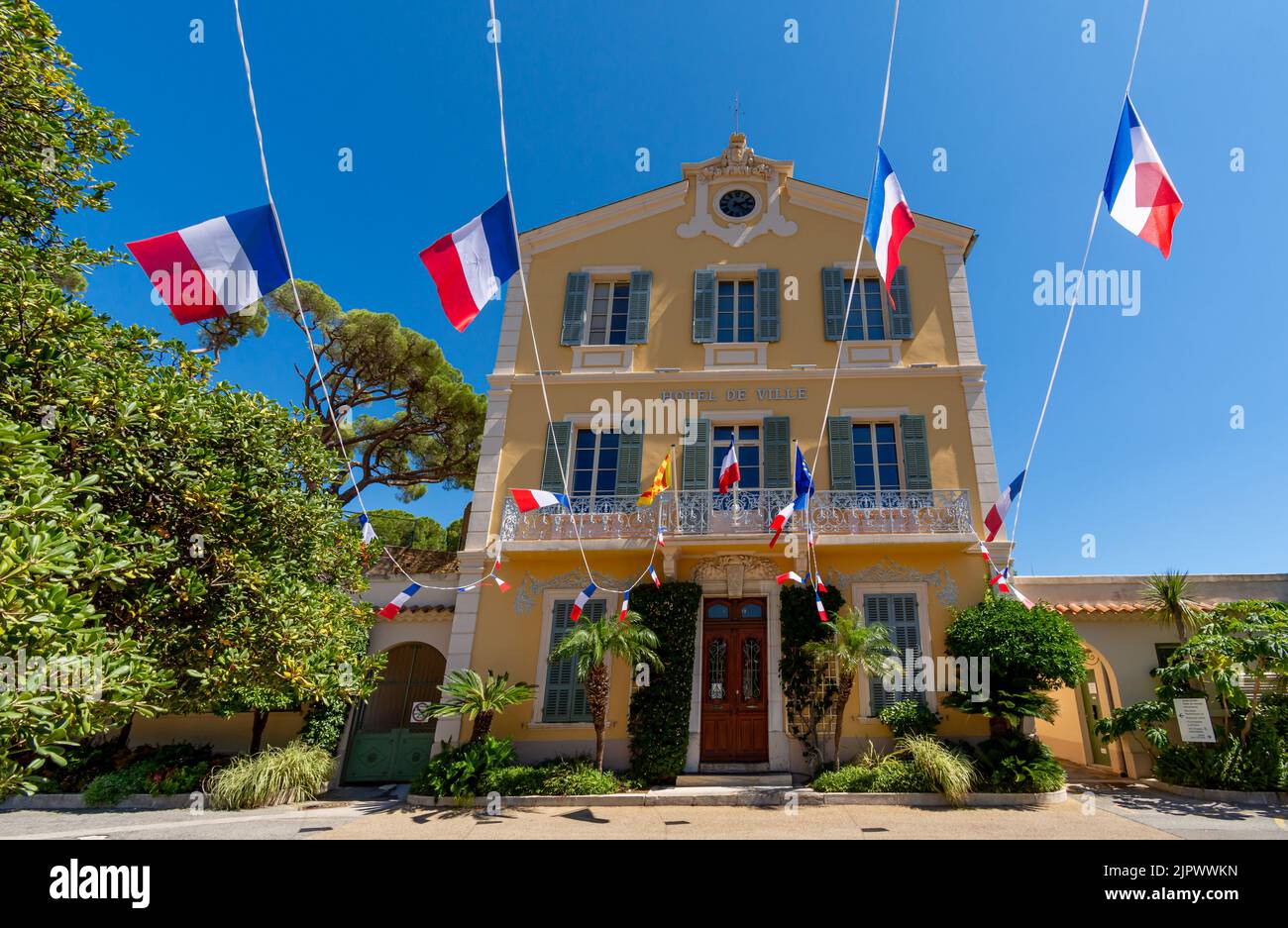 Außenansicht des Rathauses von Bormes-les-Mimosas, Frankreich, im Departement Var, mit französischen Flaggen geschmückt Stockfoto