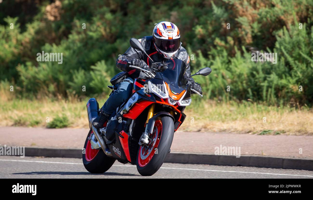 Mann auf einem schnellen Aprilia Motorrad Stockfoto