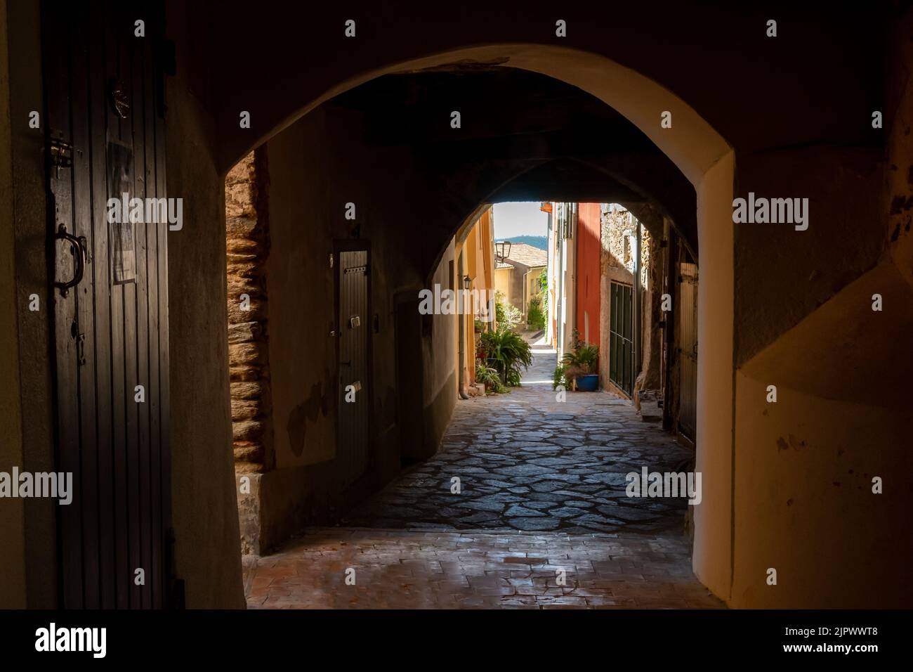 Alte überdachte Straße im alten Dorf Bormes-les-Mimosas, Frankreich, im französischen Departement Var, in der Region Provence-Alpes-Côte d'Azur Stockfoto
