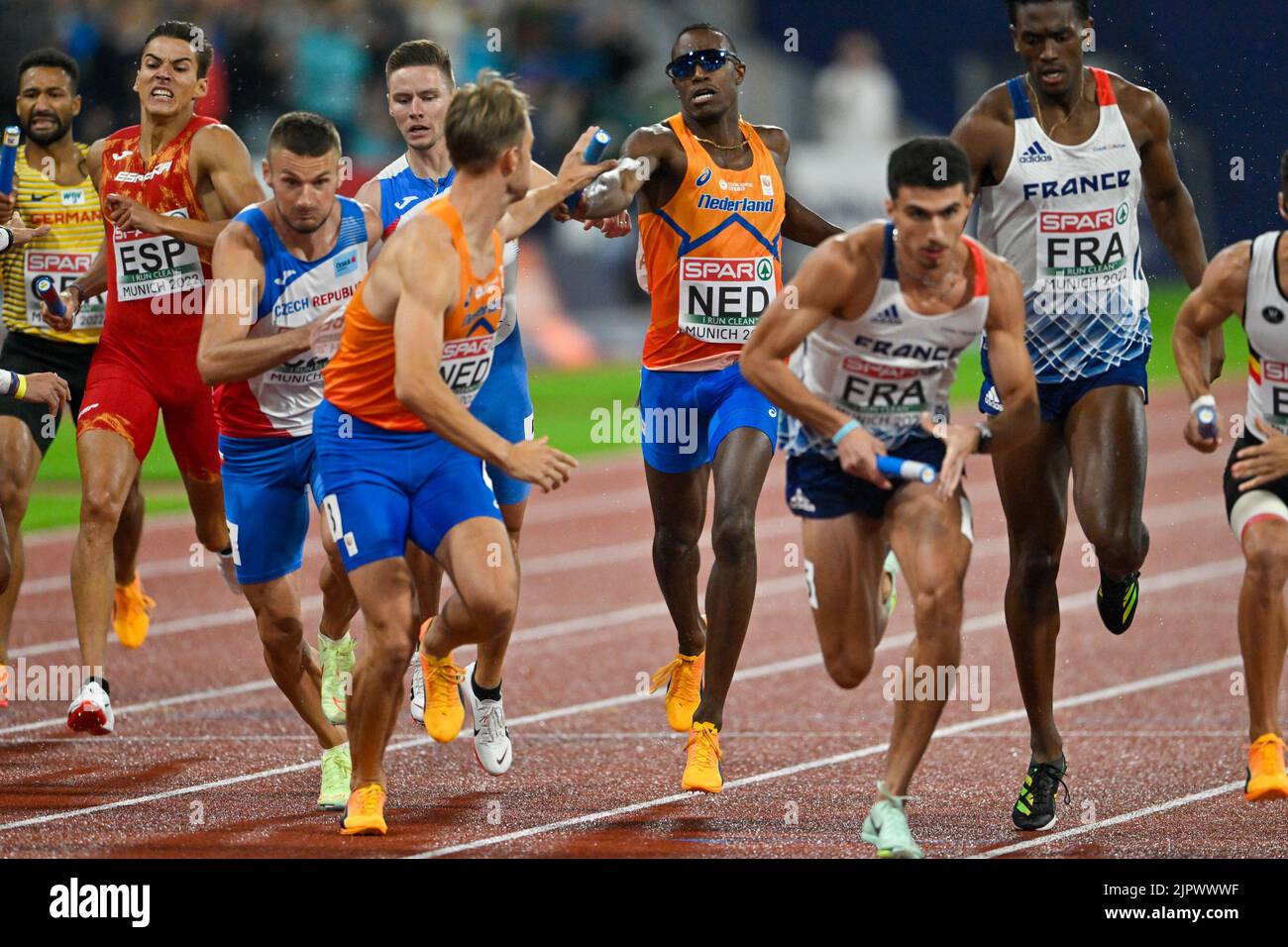MÜNCHEN, DEUTSCHLAND - 20. AUGUST: Jochem Dobber aus den Niederlanden und Liemarvin Bonevacia aus den Niederlanden treten bei den Europameisterschaften München 2022 im Olympiastadion am 20. August 2022 in Munchen im 4x400-Meter-Rennen der Männer an (Foto: Andy Astfalck/BSR Agency) Stockfoto