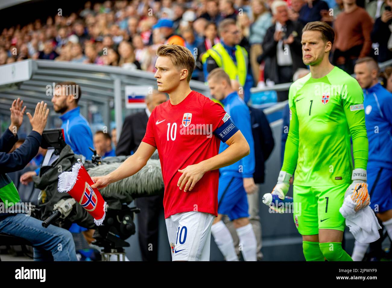Norwegen – Slowenien, 09/06/2022. Kapitän Martin Odegaard führt sein Team beim Spiel der UEFA Nations League gegen Slowenien im Ullevål-Stadion an Stockfoto