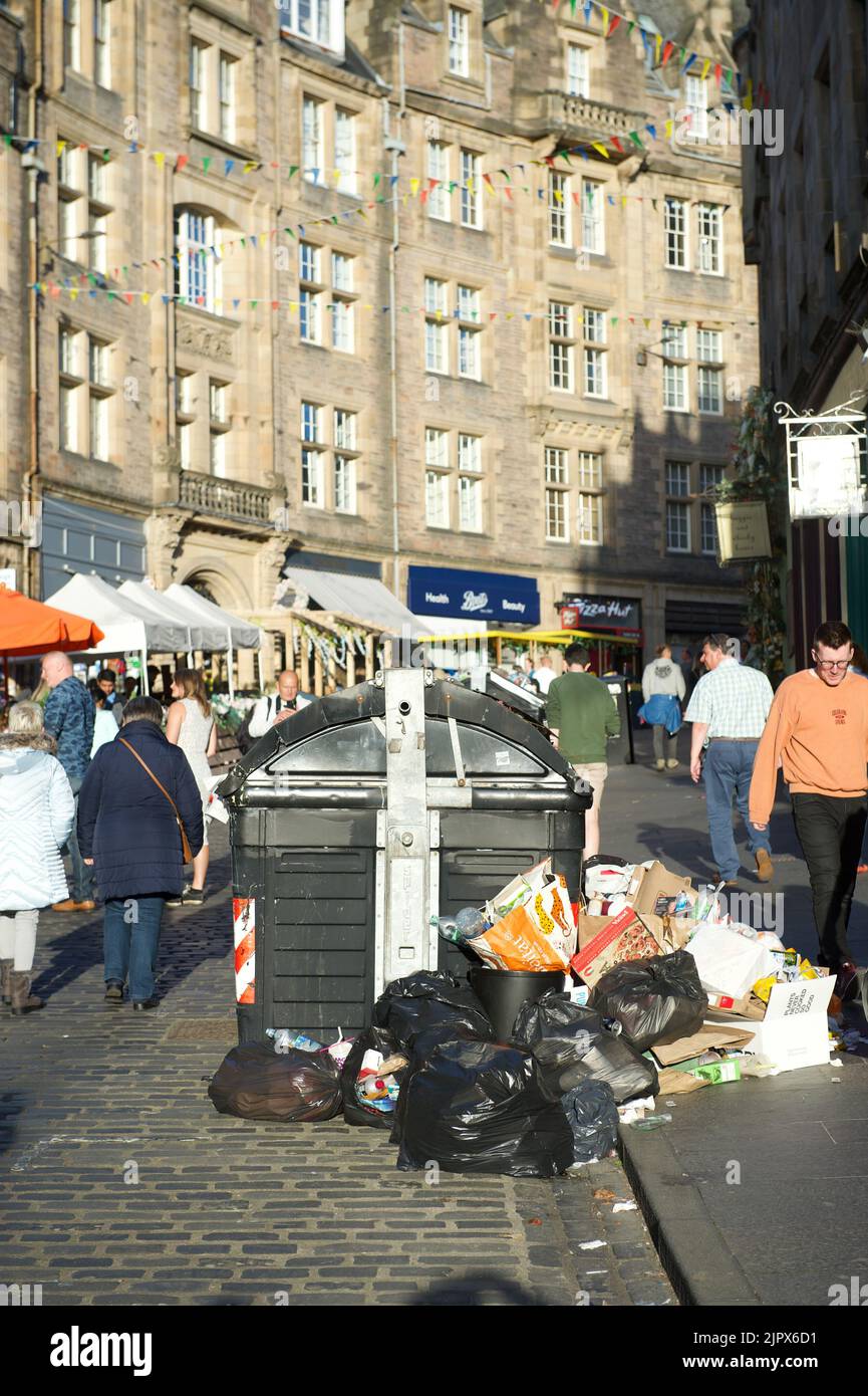 Edinburgh, Großbritannien. 20.. August 2022. Die Mülltonnen in Edinburgh sind wegen des anhaltenden Streiks der Müllarbeiter überfüllt. Ein überlaufenes Abfalleimer ist auf der CockburnStreet neben der Royal Mile zu sehen, wo sich der Edinburgh Fringe befindet. Andrew Steven Graham/Alamy Live News Stockfoto