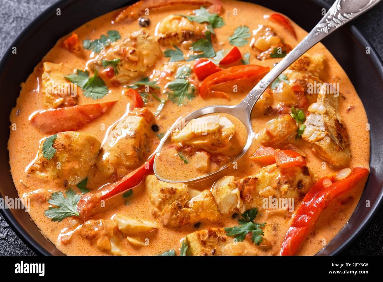 Fischeintopf, zubereitet in einer reichhaltigen Sauce aus Kokosmilch ...