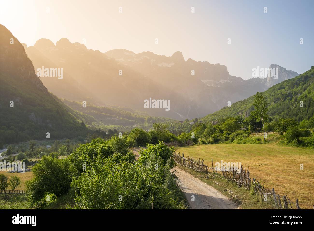 Landschaft des Dorfes Theth in den Prokletije Bergen bei Sonnenuntergang, Albanien. Stockfoto