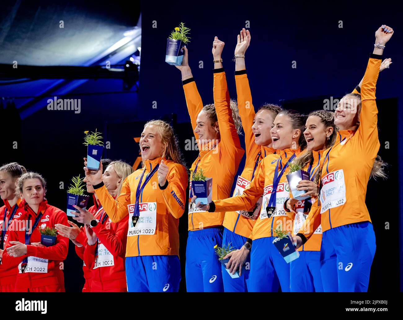 MÜNCHEN - Andrea Bouma, Lieke Klaver, Femke Bol, Eveline Saalberg, Laura de Witte und Lisanne de Witte mit ihren Goldmedaillen bei der Zeremonie der letzten 4x400-Meter-Staffel am zehnten Tag der Mehreuropameisterschaft. Die deutsche Stadt München wird 2022 eine kombinierte Europameisterschaft verschiedener Sportarten veranstalten. ANP ROBIN VAN LONKHUIJSEN Stockfoto