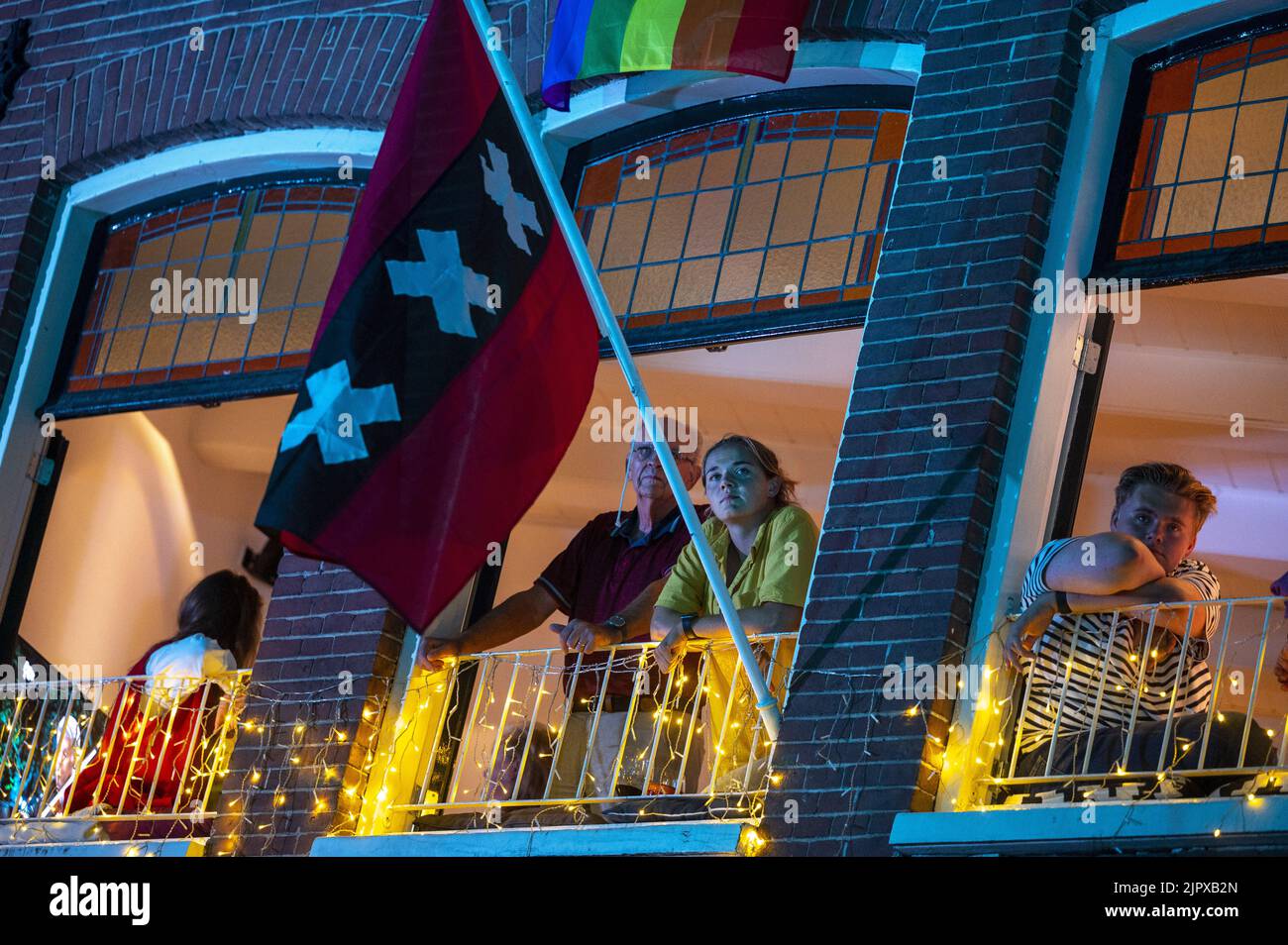 2022-08-20 21:43:25 AMSTERDAM - Publikum während der vierzigsten Ausgabe des Prinsengracht-Konzerts. Jedes Jahr hören mehr als 10.000 Besucher das kostenlose klassische Open-Air-Konzert von ihren Booten, Fensterrahmen oder vom Kai aus. In den letzten zwei Jahren hat das Konzert aufgrund der damals angewandten Corona-Maßnahmen eine andere Form angenommen. ANP EVERT ELZINGA niederlande Out - belgien Out Stockfoto