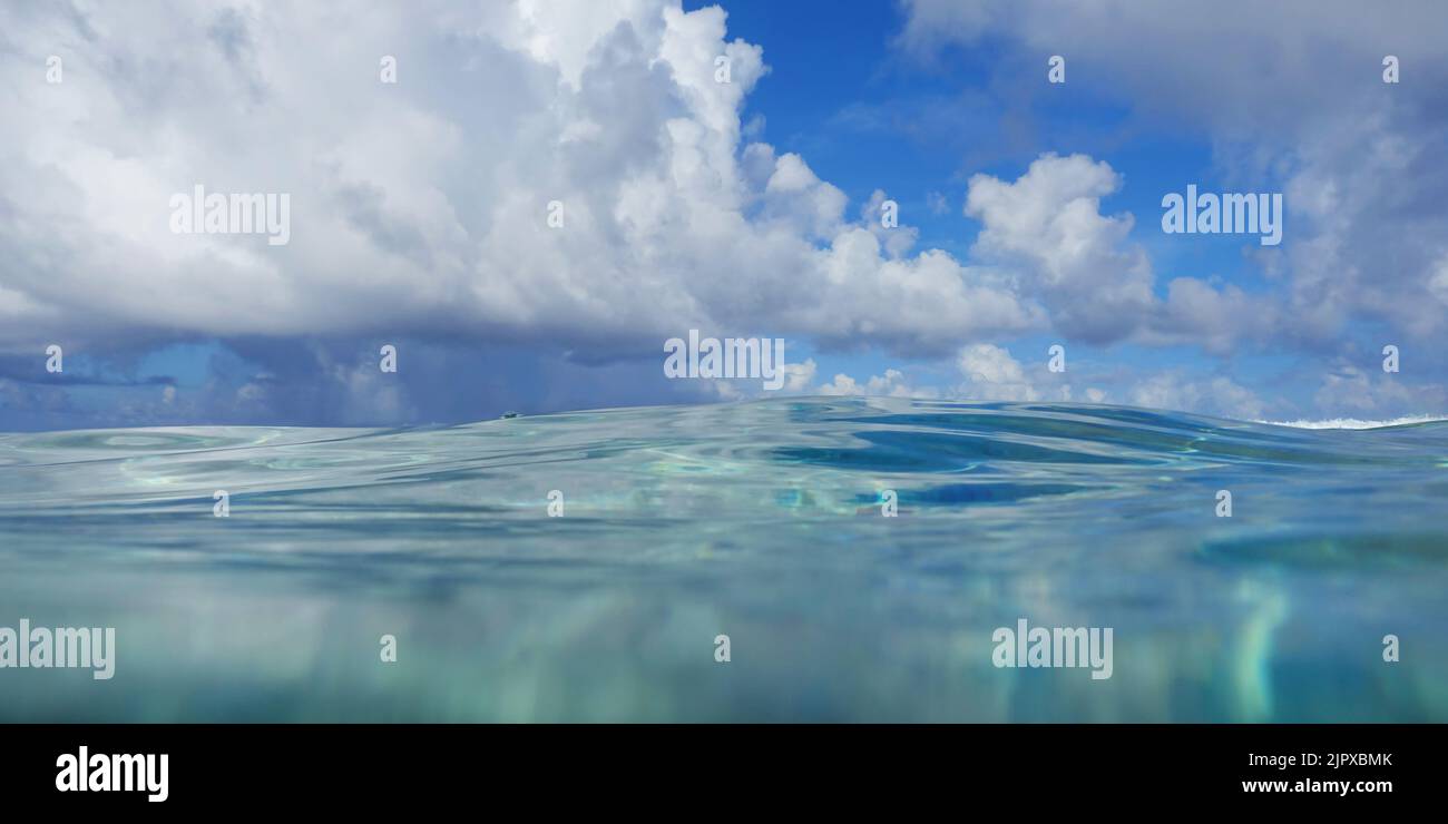 Meereslandschaft von der Wasseroberfläche des Ozeans mit blauem Himmel und Wolken, natürliche Szene, Pazifischer Ozean Stockfoto