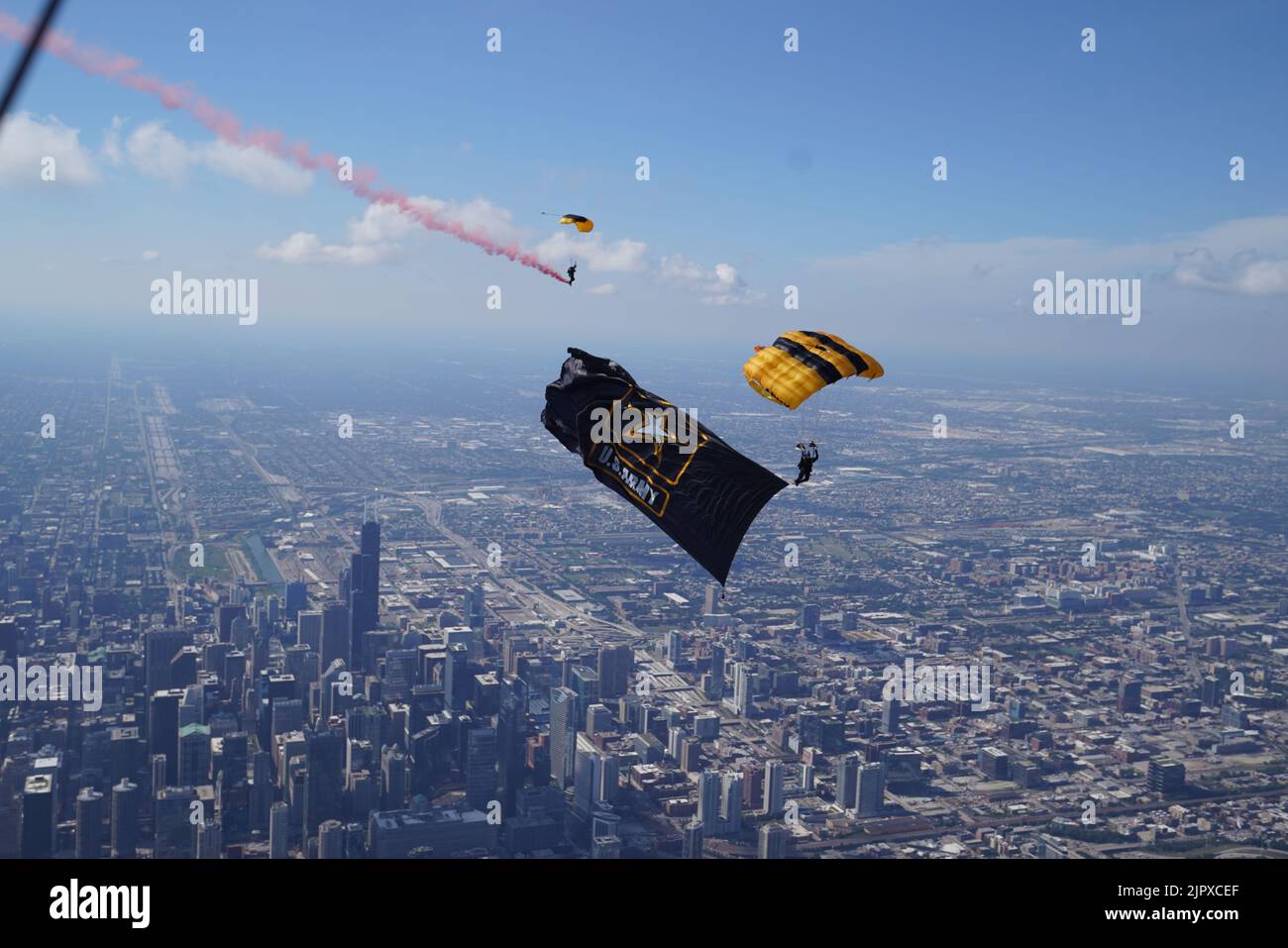 Personal Sgt. Nahu Ramirez vom US Army Fallschirmteam macht am 19. August 2022 einen Übungsdemonstrationssprung mit dem Army Star Drop Banner in Chicago, Illinois, während sein Teamkollege Staff Sgt. Logan Maples, fliegt entlang. Das US Army Fallschirmteam tritt am 20-21. August für die Chicago Air and Water Show auf. (USA Foto der Armee von Staff Sgt. Jason Bauder) Stockfoto