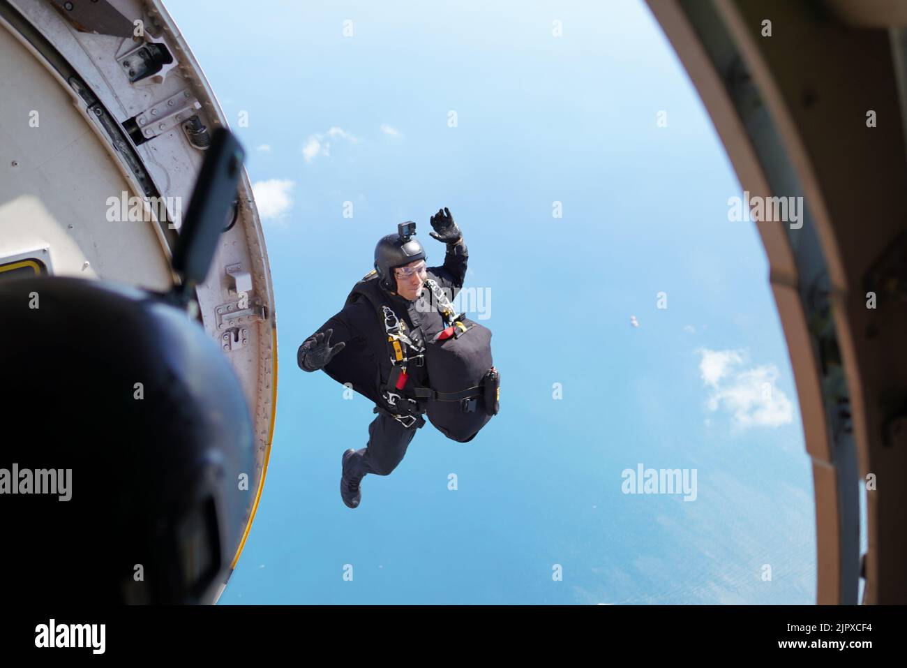 Personal Sgt Nahu Ramirez Vom US Army Fallschirmteam Macht Am 19 personal-sgt-nahu-ramirez-vom-us-army-fallschirmteam-macht-am-19