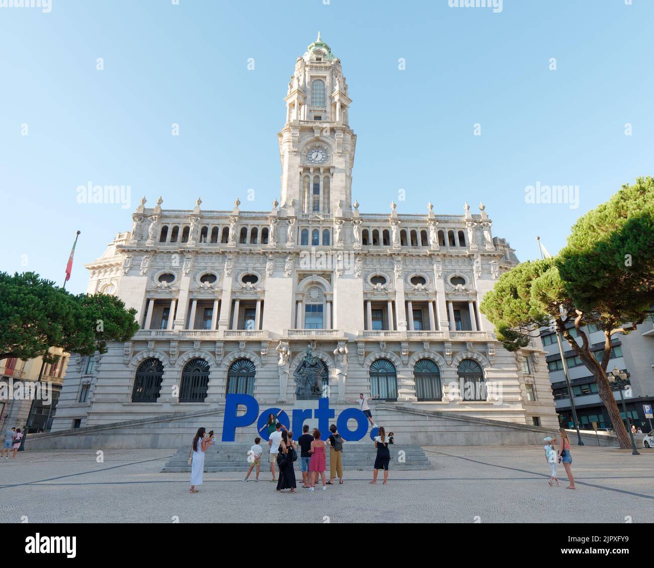 Das Câmara Municipal (Rathaus) am Ende der Avenida dos Aliados (Allee der Alliierten). Touristen machen Fotos vor dem großen blauen Porto-Schild. Stockfoto