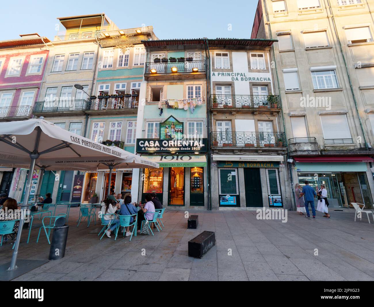 Außenansicht des Restaurants und der Gebäude im Viertel Clérigos von Porto, Portugal, an einem Sommerabend. Stockfoto