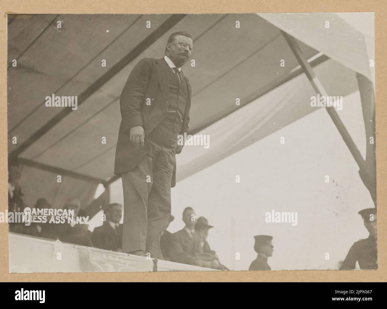 Theodore Roosevelt auf Plattform mit sitzenden Publikum hinter ihm Stockfoto