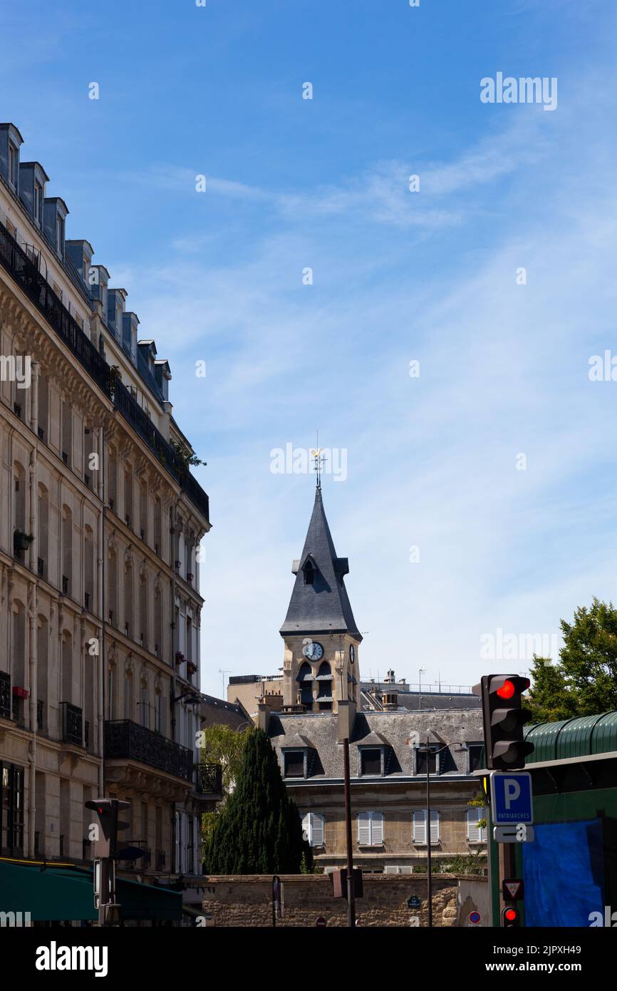 Blick auf den Glockenturm der Kirche St. Medard in Paris, Frankreich Stockfoto