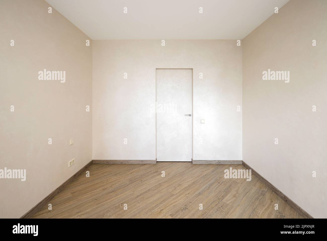 Leere helle Zimmer in einer Wohnung in einem modernen Interieur Stockfoto