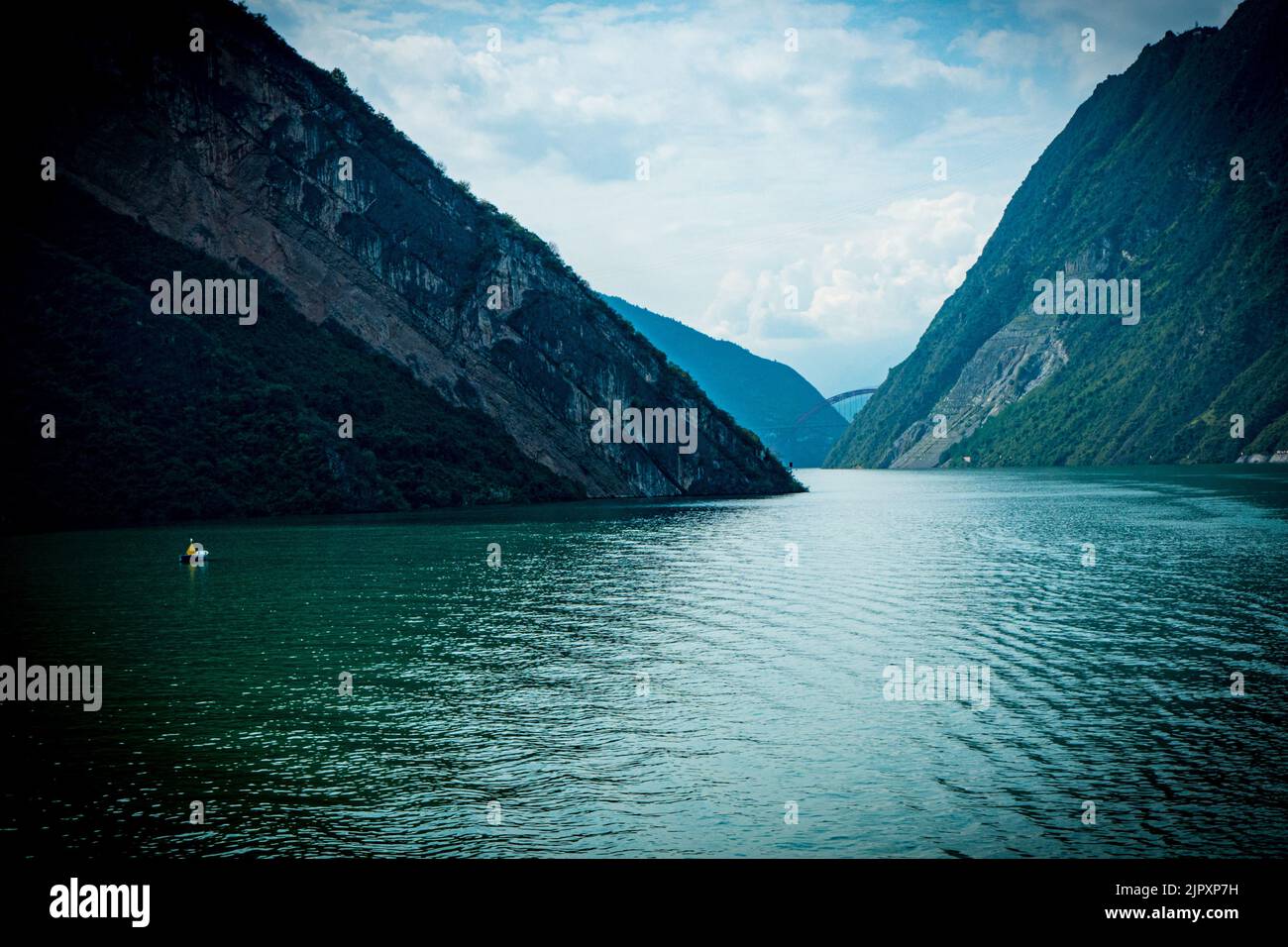 Yangtze River Cruise fließt durch eine unglaubliche Landschaft in einem Gebiet, das als die drei Schluchten bekannt ist Stockfoto