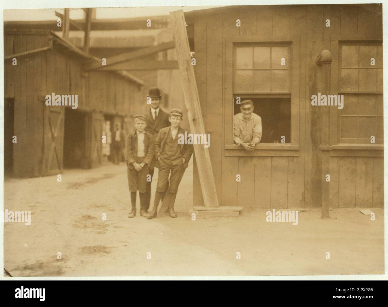 Diese jungen Arbeiten ab und zu in der Cumberland Glas arbeitet, Bridgeton, N.J. Kleinste Junge ist Geo. Cartwright, 401 N. Laurel St. sagt Er gearbeitet und seit 11 Jahren. Stockfoto