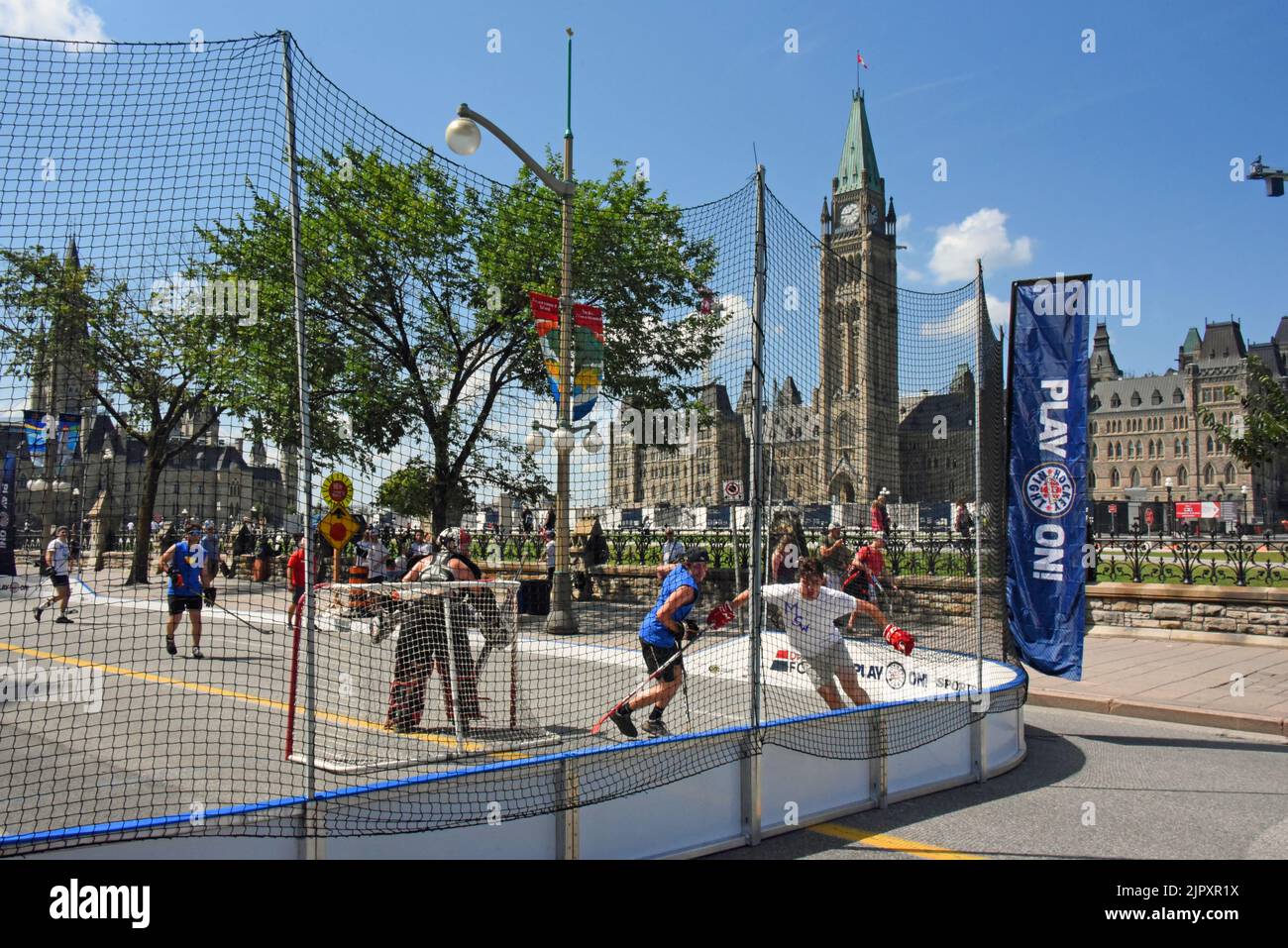 Ottawa, Kanada - 20. August 2022: Spielen Sie Weiter! Kanadas größtes Street Hockey Festival kehrt nach Ottawa zurück, und dieses Mal findet es auf der Wellington Street vor dem Parliament Hill statt. Stockfoto