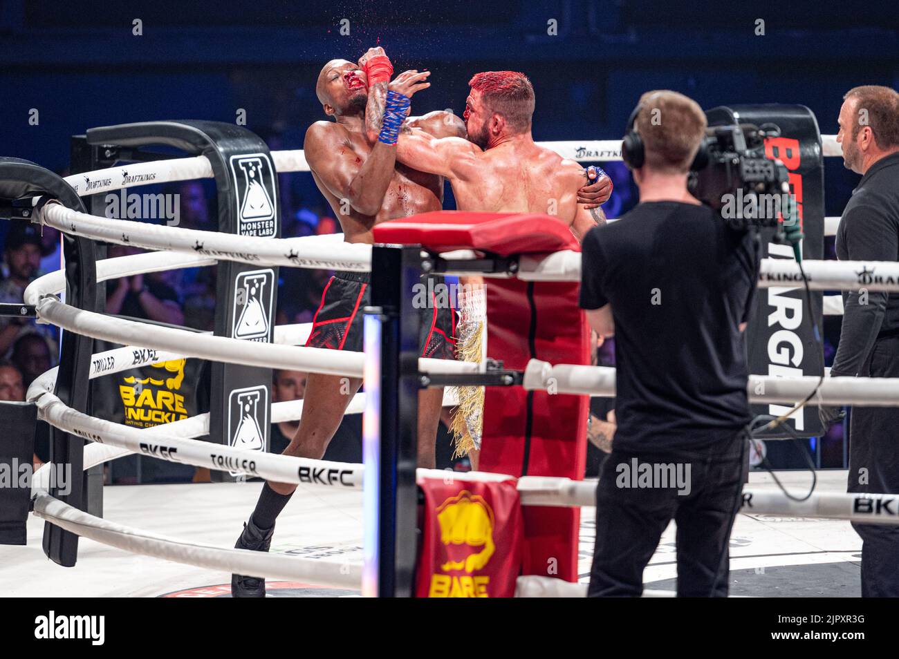 Michael Page aus England und Mike Perry aus den USA während ihres Boxkampfes im achten Bereich bei der BKFC 27 Fight Night London. Stockfoto