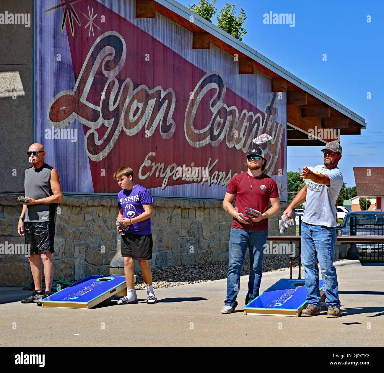 EMPORIA, KANSAS - 20. AUGUST 2022 Anwohner nehmen am Cornhole-Turnier im Clint Bowyer Community Building auf dem Messegelände von Lyon County Teil. Das Turnier ist Teil der Wochenend-Aktivitäten des jährlichen Beef Fest, das von der Flint Hills Grasrindwirtschaft gesponsert wird. Stockfoto