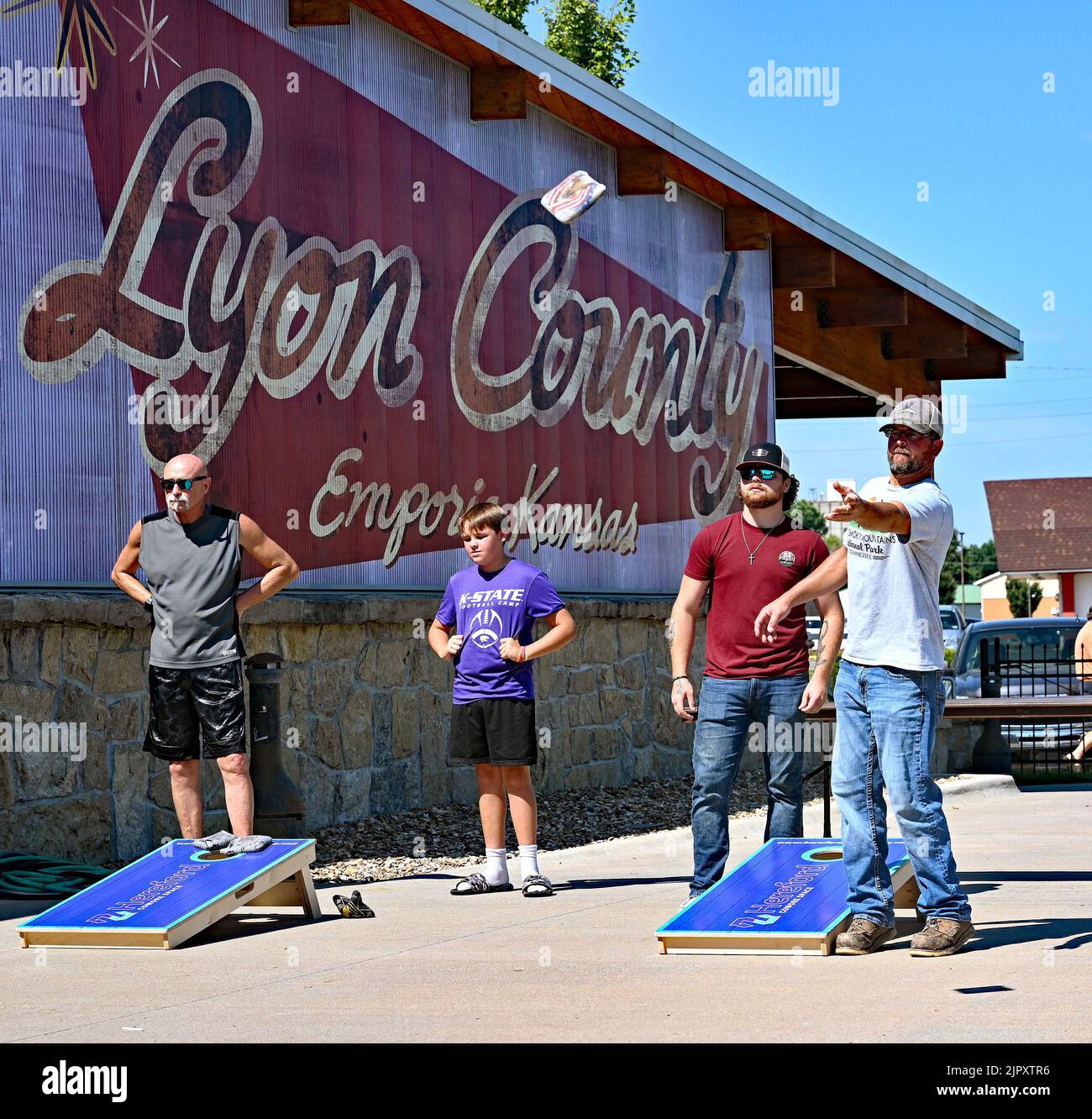 EMPORIA, KANSAS - 20. AUGUST 2022 Anwohner nehmen am Cornhole-Turnier im Clint Bowyer Community Building auf dem Messegelände von Lyon County Teil. Das Turnier ist Teil der Wochenend-Aktivitäten des jährlichen Beef Fest, das von der Flint Hills Grasrindwirtschaft gesponsert wird. Stockfoto