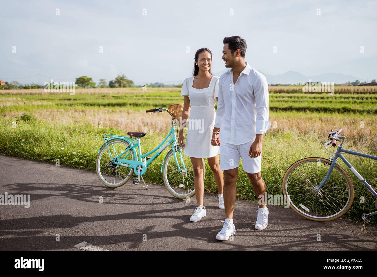 Das Paar, das die Hand hält, genießt ihre gemeinsame Zeit im Freien Stockfoto