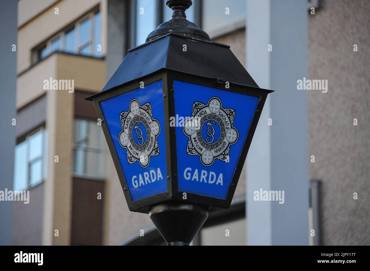 Ein Lampenschild vor dem Bahnhof Garda, Cork City. Irland Stockfoto